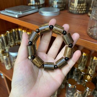 Vòng tay trầm hương sánh chìm đốt trúc