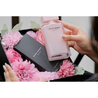 Narciso Rodriguez For Her Eau de Parfum( hồng nhạt )
