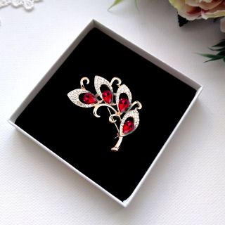 Ghim cái áo lông công đính pha Lê đỏ thời trang. Mẫu thiết kế riêng 6cm dành cho nam nữ