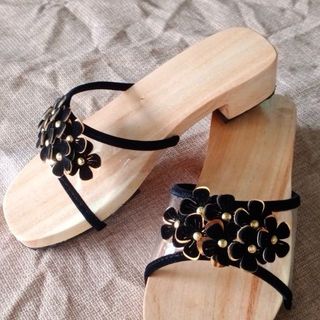 Guốc mộc truyền thống