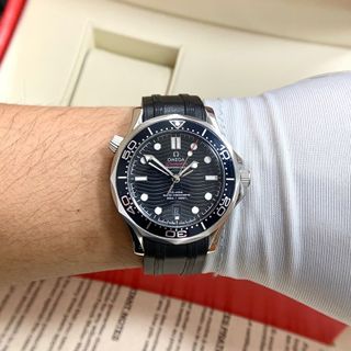 OMEGA Seamaster. Kích thước: 40mm Kính: Sapphire. Chất liệu: Thép không gỉ 904L
