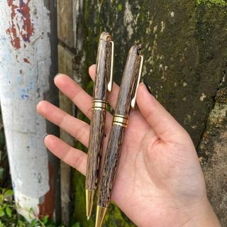 Combo bút Trầm hương sánh chìm có kèm hộp. Khắc tên miễn phí