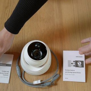 Camera Quan Sát Analog HD Hikvision DS-2CE71H0T-PIRLO (HD-TVI, 5 MP, Hồng Ngoại 20 M)