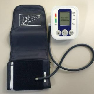 Máy đo huyết áp tiêu chuẩn Châu Âu Arm Style giá sỉ