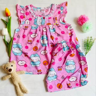 Bé gái cổ ren quần đùi.