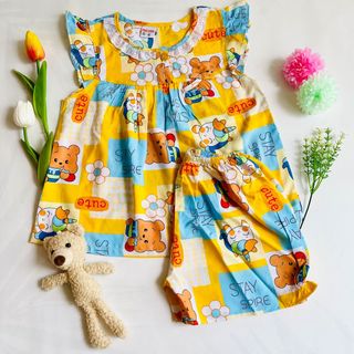 Bé gái cổ ren quần đùi.