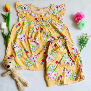 Bé gái cổ ren quần đùi.