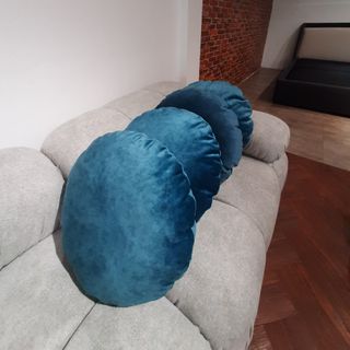 Gối sofa tròn dễ thương em trong bông gòn mịn