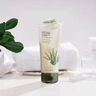 Sữa rửa mặt 365 The Fa ce ( đem lại cho làn da sáng và mịn màng. )