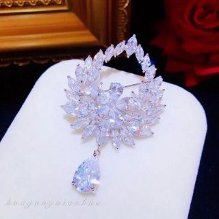 Ghim Trâm Cài Áo Hình Bông Hoa Đính Pha Lê Trắng Thời Trang Sang Trọng 6cm Cho Nữ