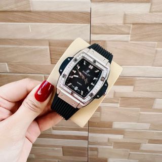 Đồng hồ hublot vuông