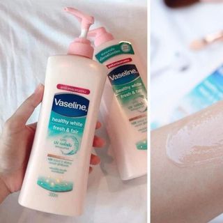 Sữa Dưỡng Thể V aseline D ịu M át Sáng Da Hỗ trợ bảo vệ da trước tác hại của ánh nắng mặt trời, duy trì vẻ sáng mịn của làn da. 350ml