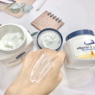 Vitamin E C ream là sản phẩm dưỡng ẩm và làm trẻ hóa làn da vô cùng hiệu quả 300g