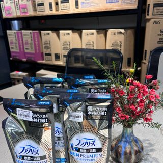 Nước Khử Mùi Làm Thơm Vải Dành Cho Nam Giới Febreze Premium Men Hương Biển Hồ - Túi nạp 640ml