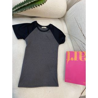 Áo thun cổ tròn phối tay