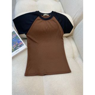 Áo thun cổ tròn phối tay