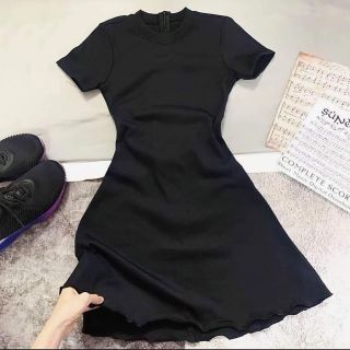 Đầm xoè body cổ tròn tay cộc
