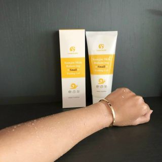 Tẩy da chết samjin chiết xuất ốc sên 180ml
