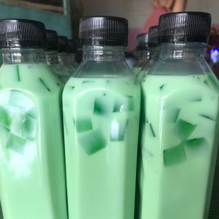Nước mát đóng chai và bánh tráng phơi sương