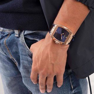 ĐỒNG HỒ NAM CAO CẤP GUE S DÂY CAO SU BỌC DA NÂU MẶT TO CHỮ NHẬT NAM TÍNH