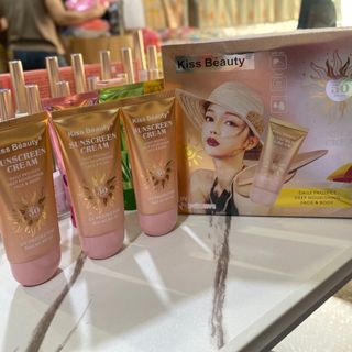 Kem chống nắng nâng tông SUNSCREENCREAM 50+++ 3 cộng  face & body dung lượng 65ml  giúp tia UV tia cực tím còn làm sáng da mềm mịn da , kem nhiều dưỡng chất giúp làm mềm mịn bảo vệ khỏi các tác nhân gây hại cho da