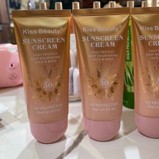 Kem chống nắng nâng tông SUNSCREENCREAM 50+++ 3 cộng  face & body dung lượng 65ml  giúp tia UV tia cực tím còn làm sáng da mềm mịn da , kem nhiều dưỡng chất giúp làm mềm mịn bảo vệ khỏi các tác nhân gây hại cho da