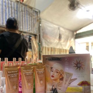 Kem chống nắng nâng tông SUNSCREENCREAM 50+++ 3 cộng  face & body dung lượng 65ml  giúp tia UV tia cực tím còn làm sáng da mềm mịn da , kem nhiều dưỡng chất giúp làm mềm mịn bảo vệ khỏi các tác nhân gây hại cho da