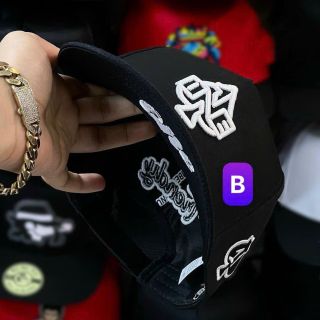 Nón lưỡi trai thêu hình trái tim CQ