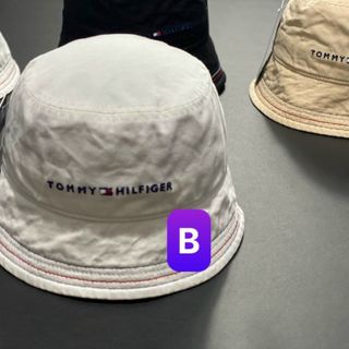 Mũ bucket hình chữ nhật nhỏ ở giữa chữ CQ