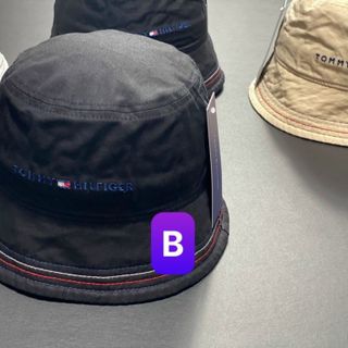Mũ bucket hình chữ nhật nhỏ ở giữa chữ CQ
