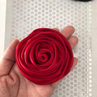 Hoa cài áo mẫu hoa hồng cuộn lớn, mã 7cm