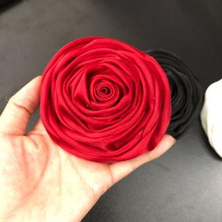 Hoa cài áo hồng cuộn 10cm