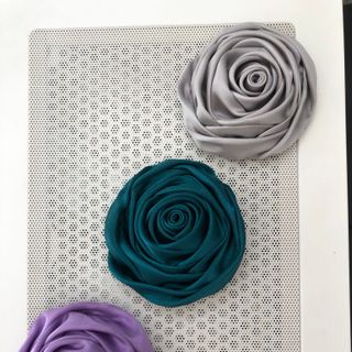 Hoa cài áo mẫu hoa hồng cuộn lớn, mã 7cm