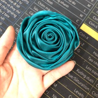 Hoa hồng cuộn cài áo 5cm, 7cm sẵn ghim