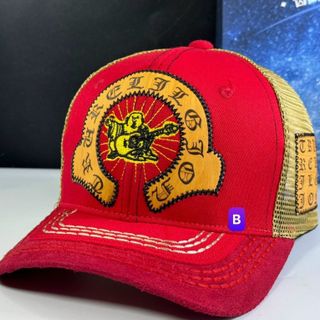 Mũ lưỡi trai hình ông địa ở giữa hình CQ