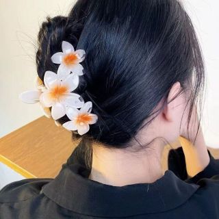 Hoa sứ 3 đu màu kẹp sau tóc(lố 12)