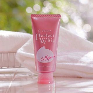 Sữa Rửa Mặt Làm Sạch Sâu, Sáng Hồng Senka Perfect Whip Berry Bright 100 mang lại vẻ săn chắc, căng mịn, đàn hồi và tươi trẻ cho làn da.