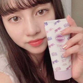 TINH CHẤT CHỐNG NẮNG NÂNG TONE
TRONG SUỐT SUNCUT
