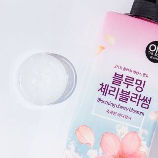 Sữa tắm ON:) THE BODY Blooming Cherry Blossom Body Wash 900g