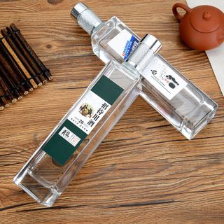 Chai thủy tinh trụ vuông nắp bi nhựa màu vàng hoặc bạc dung tích 500ml M58