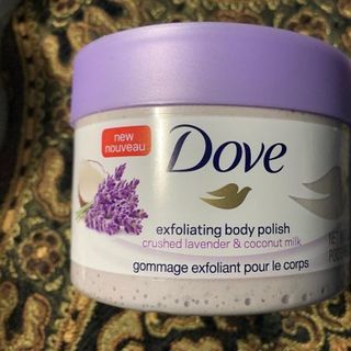 Tẩy Tế Bào Chết Dove Crushed Lavender Coconut Milk 298g làm sạch làn da, tẩy tế bào chết và bụi bẩn trên da