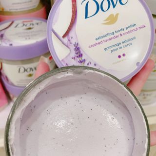 Tẩy Tế Bào Chết Dove Crushed Lavender Coconut Milk 298g làm sạch làn da, tẩy tế bào chết và bụi bẩn trên da