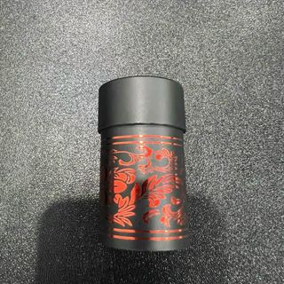 Chai thủy tinh trụ tròn cao vai bầu nắp bi đen hoa văn đỏ dung tích 500ml