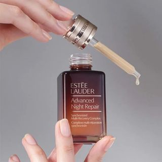 Tinh Chất Phục Hồi Da Ban Đêm Es tee Lau der Advanced Night Repair 100ml mang lại làn da trắng sáng, mịn màng không tì vết. ( hàng supper)