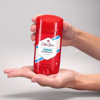Lăn khử mùi Old Spice HighEndurane có mùi hương rất "Tây" khác biệt với các sản phẩm khử mùi đại trà trong nước.