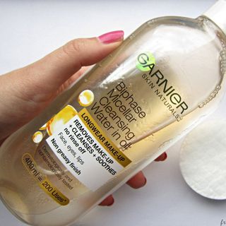 Nước Tẩy trang Garnier vàng dầu 400ml giúp da bạn thoáng, nhẹ, không hề bức bí, dấp dính, nặng mặt.