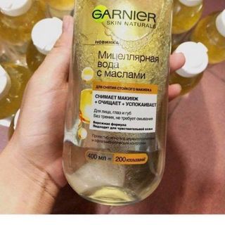 Nước Tẩy trang Garnier vàng dầu 400ml giúp da bạn thoáng, nhẹ, không hề bức bí, dấp dính, nặng mặt.