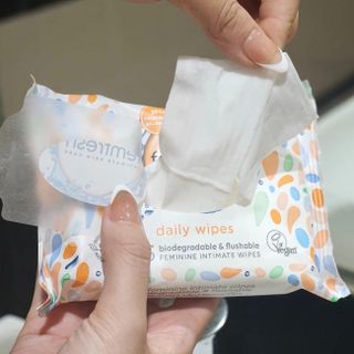 Khăn Ướt Vệ Sinh Vùng Kín Phụ Nữ Cao Cấp Femfresh Intimate Skincare Wipes