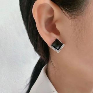 BÔNG TAI NỤ VUÔNG ĐÁ ĐEN BỌC BẠC TA CAO CẤP - THẮNG GIANG