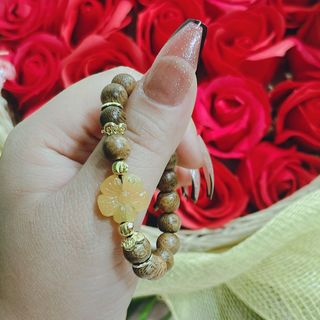 VÒNG TAY TRẦM HƯƠNG TỐC PHỐI HOA MAI CẨM THẠCH VÀNG THIÊN NHIÊN - THẮNG GIANG